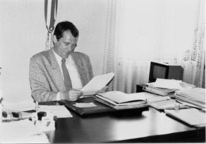 Au bureau de la mairie en 1992 (Ph. M BUISSON)