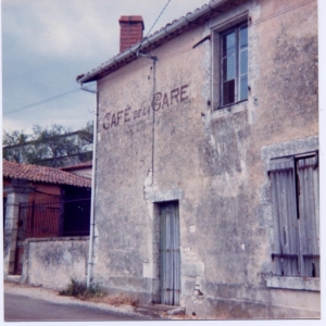 L'ancien café de la Gare situé prêt de l'église (Ph. G. BRANCHUT)