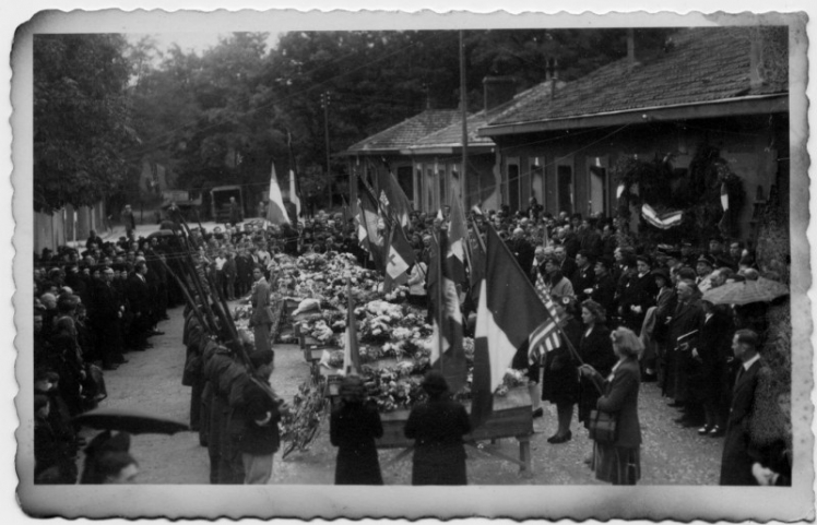 Le receuillement devant les cercueils des Fusillés en 1945 (Col. Ch. RAMBLIERE)