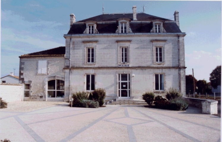La cour de la mairie en1997. La transformation de la grange en 1995, à gauche, a déjà eu lieu (Ph. G. BRANCHUT)
