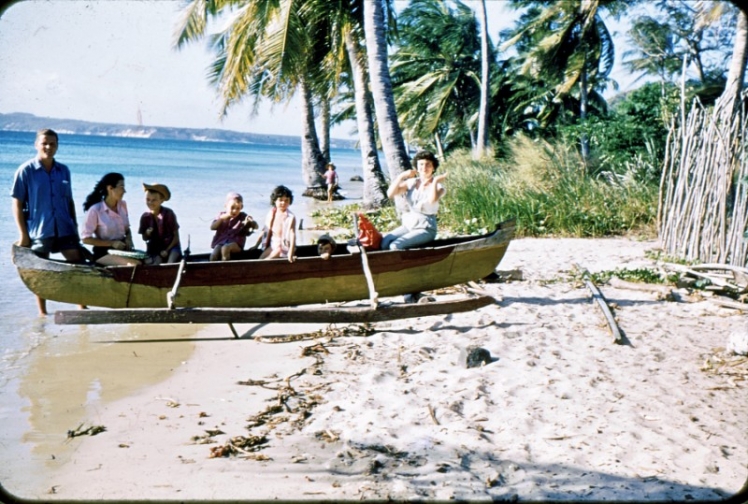 Dans une pirogue sur la plage de Ram&eacute;na &agrave; mar&eacute;e haute 1955-56