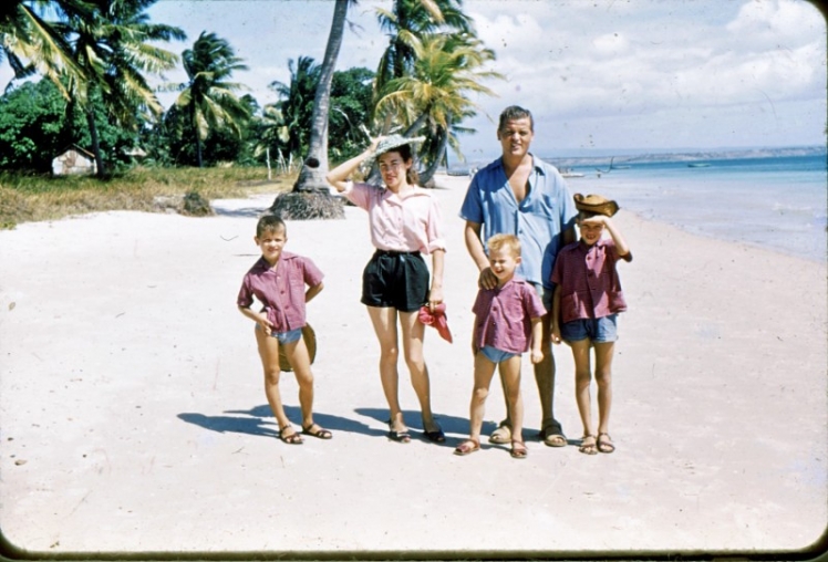 Sur la plage de Ram&eacute;na en 1955-56, les parents et les 3 fr&egrave;res (le dernier n'est pas encore n&eacute;)
