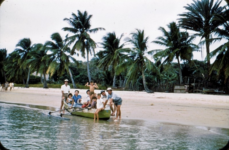 Dans une pirogue sur la plage de Ram&eacute;na