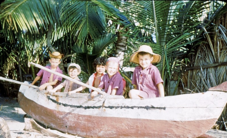 Les 3 fr&egrave;res dans une pirogue sur la plage de Ram&eacute;na avec les amis Leguelte
