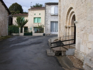 La petite place de l'église en 2004 (Ph. G. BRANCHUT)