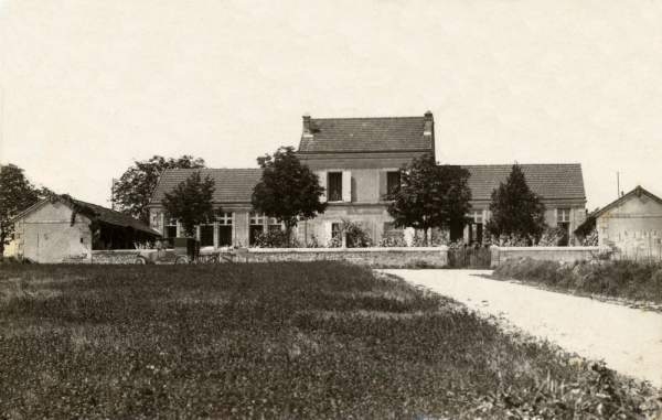 L'école de la Prévôterie au début du 20ème siècle. Aucune maison n'est construite. On aperçoit une vieille voiture garée devant l'école. (Col. Annick LAPOUGE)