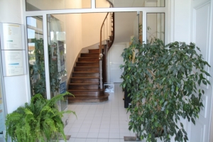 Entrée de la Mairie et escalier menant au 1er étage (Ph. G. B.)