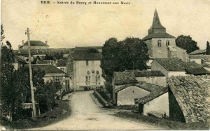 Entrée du Bourg avec l'ancienne forme du clocher (Col. Ch. RAMBLIERE)