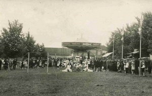 Fête foraine sur la place du Champ de Foire au début du XXème siècle (Col. Ch. RAMBLIERE)