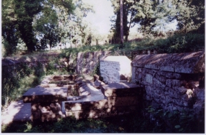 Fontaine de Lirat en 1994 (Ph. G. BRANCHUT)