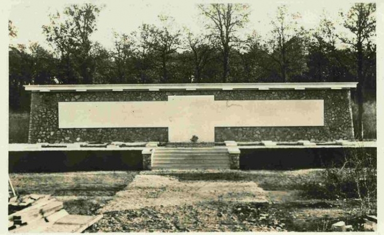 Le Monument des Fusillés presque terminé fin 1945 car inauguré le 13 janvier 1946 (Col. Ch. RAMBLIERE)