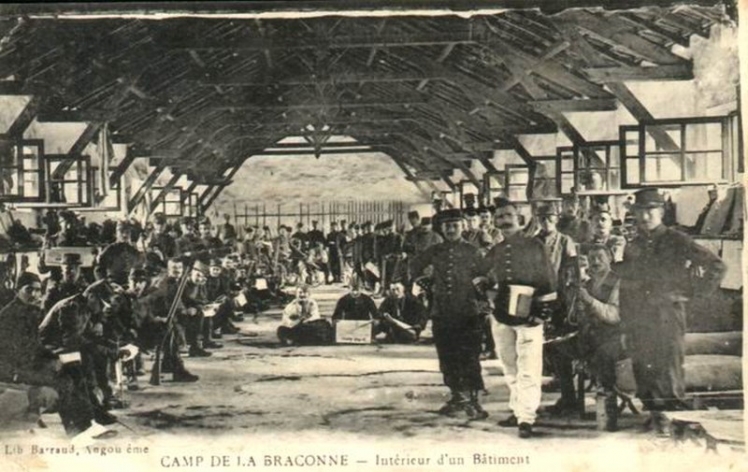 Chambrée au Camp de la Braconne dans ces années là (Col. Ch. RAMBLIERE)