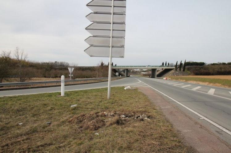 La bretelle menant &agrave; la RN141 sera supprim&eacute;e puisque remplac&eacute;e par le rond-point (Ph G. BRANCHUT 13/02/2011)