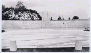 la cour avec le Monument aux Morts en 1989 (Ph. G. BRANCHUT)