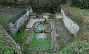 La Fontaine-lavoir de la Simarde ou Fontaine de Lirat (Ph. J. CHASSAGNE 2009)
