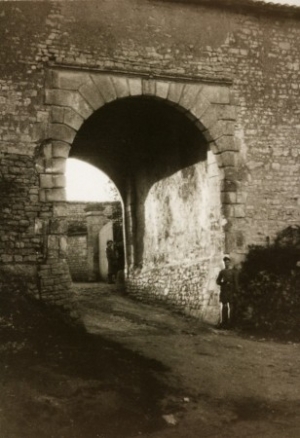 Photo du porche coté du Levant vers les années 1920 (Col. R. FAYE)