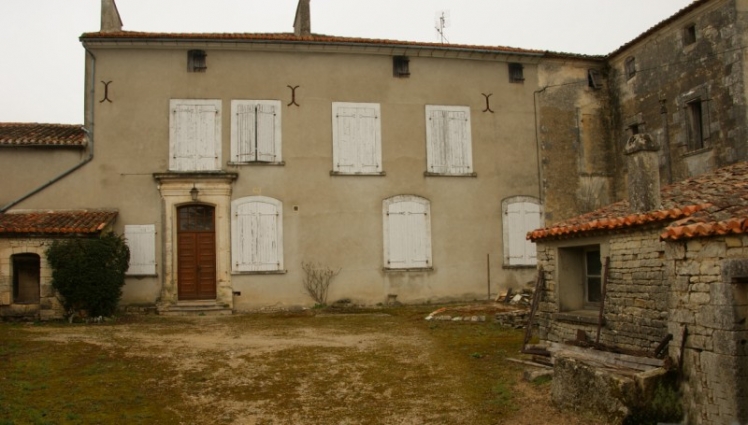La porte d'entrée à l'intérieur du village de Chez Masset (Ph. J. CHASSAGNE - JP GUILLOU 2009)