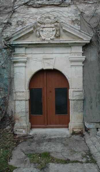 La porte d'entrée du Logis de la Prévôterie. On aperçoit les armoiries de la famille de NESMOND et ses 3 cors de chasse (Ph. J.CHASSAGNE - JP GUILLOU 2009)