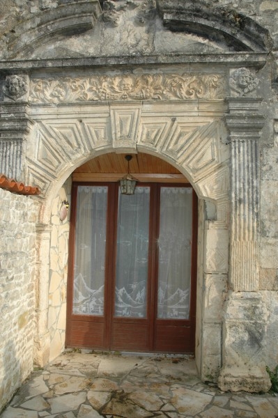 La porte d'entrée principale. Les armoirie du seigneur de NESMOND ont été détruites à la Révolution, mais on aperçoit leur emplacement au-dessus de la porte. (Ph. J.CHASSAGNE - JP GUILLOU 2009)