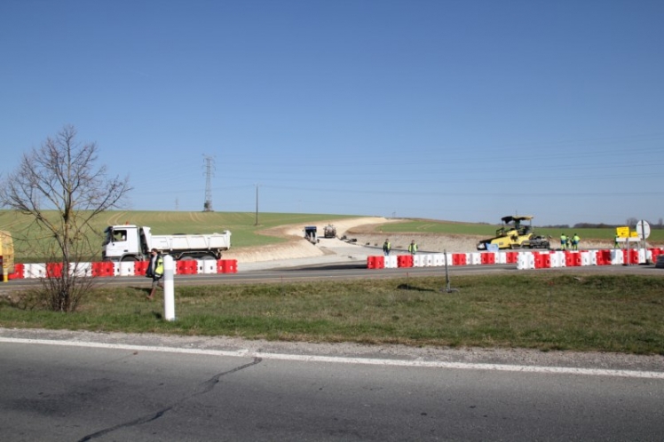 Le 23 mars 2011 - Les travaux avancent bien.La 1ère moitié du Rond-Point se termine.