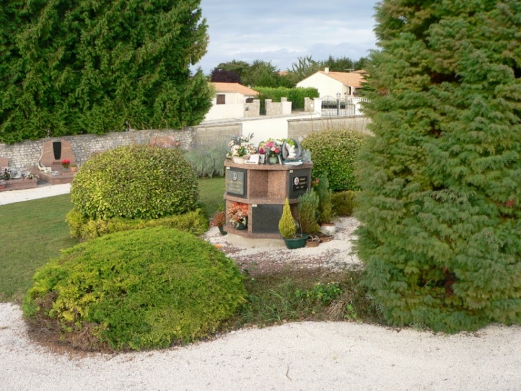 Le colombarium et le jardin du souvenir (Ph. G. BRANCHUT 2007)