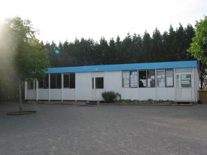 Le préfabriqué toujours en place en 2008. (Ph. M. BUISSON)