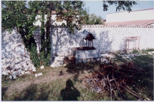Le puits de la mairie en 1993. Le petit toit protégeant le rouleau a disparu depuis. (Ph. G. BRANCHUT)