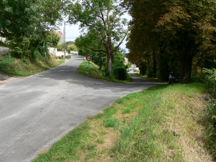Il s'agit de la route de droite qui mène à l'église. Celle de gauche monte dans le vieux Bourg (Ph. Guy BRANCHUT 2007)