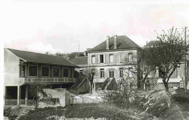 L'ancienne mairie au centre avec les ailes des écoles filles et garçons (Collection Christophe RAMBLIERE)