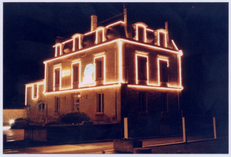 La mairie illuminée pour le passge à l'an 2000 (Photo Michel BUISSON)