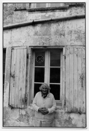 Madame Marguerite CAMPOMARD dans sa cour au Logis de Brie (Ph. Michel BUISSON 1992)