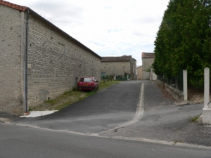 Il s'agit de ce chemin situé entre la maison de Mr Bégoin à gauche et l'entrée de la place de la salle des fêtes à droite (Ph. G. BRANCHUT)