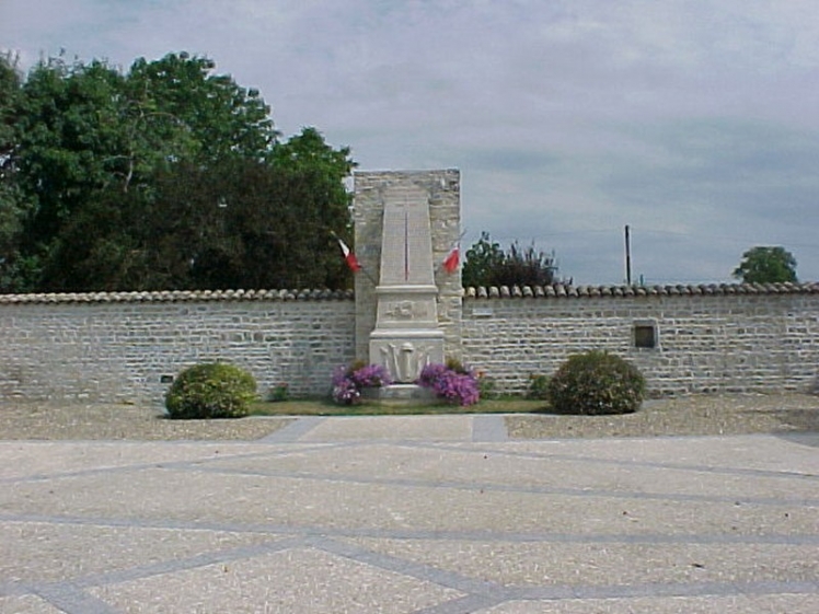 Le Monument aux Morts de 14-18 érigé en 1921 déplacé de l'église à la mairie en 1987 sur lequel ont été rajouté les Morts pour la France de 39-45 (Ph. G. BRANCHUT)