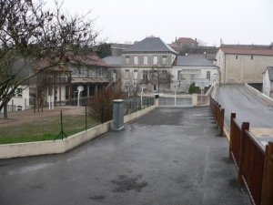 La barrière métallique d'entrée de l'école du Bourg (Ph. G. BRANCHUT)