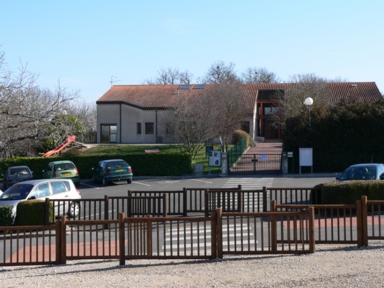 La nouvelle école maternelle construite en 1992 vue de la place du cimetière (Photo Guy BRANCHUT 2007)