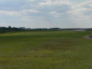 On distingue la piste sur la droite de la photo et l'aéroport en haut à gauche (Ph. G. BRANCHUT 2008)