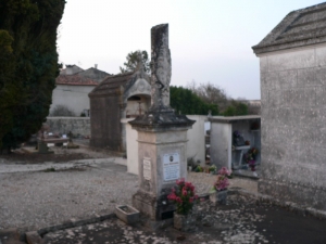 tombe avec une colonne brisée au cimetière de Brie (Ph. G. BRANCHUT 2009)