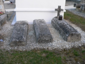 Pierres tombalesen forme de cercueil (Ph. G. BRANCHUT 2009)