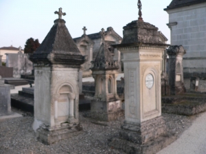 Différentes pierres ressemblant à de petits tombeaux au cimetière de Brie (Ph. G. BRANCHUT 2009)