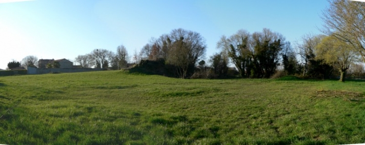 Panorama de l'emplacement du Château de la Jauvigère. On aperçoit la butte, restes de pierres, sur laquelle poussent arbres et arbustes. (Ph. G. BRANCHUT)