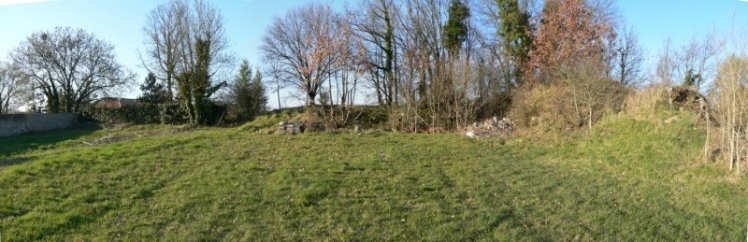 Panorama des pierres du Château. A droite, la butte. (Ph. G. BRANCHUT 2009)