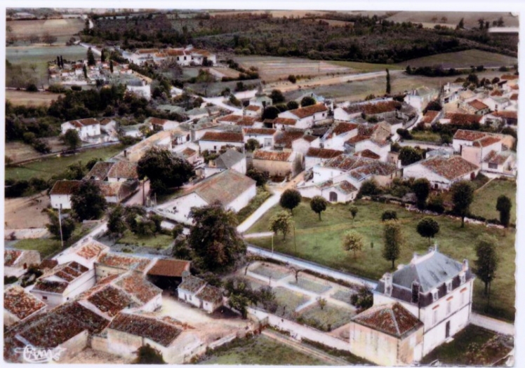 En haut à gauche, on distingue bien le cimetière avec le Logis en face. photo de la 1ère moitié du XXème siècle (Col. Ch. RAMBLIERE)
