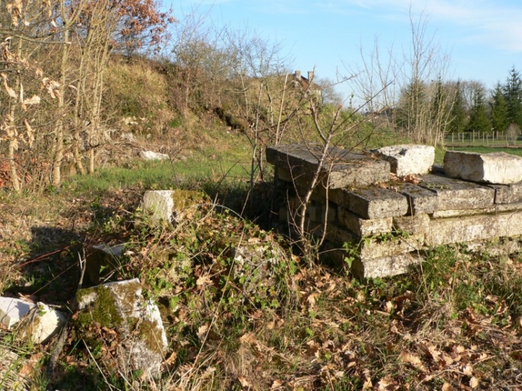 Quelques pierres taillées restent sur les lieux, au pied de la butte. (Ph. G. BRANCHUT 2009)