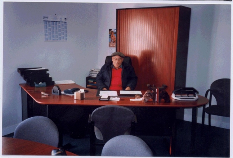 René CAMPOMAR dans le bureau du maire en janvier 1999 (Ph. Michel BUISSON)
