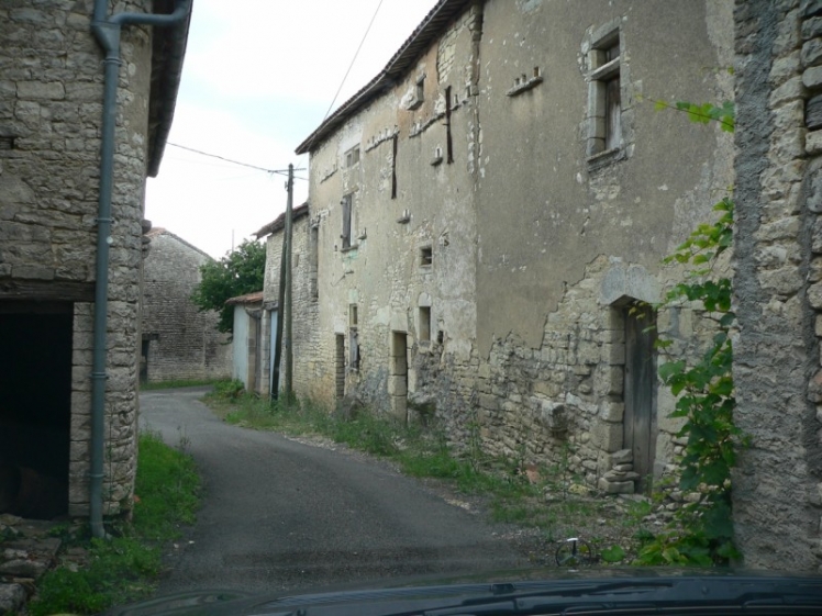 Les restes du Logis de Tartassonne (Ph. G. BRANCHUT 1993)