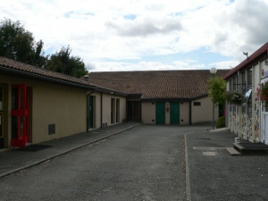 voie de service entre l'école maternelle au fond, le restaurant à gauche et les préfabriqués à droite (ph. GB 08-2008)